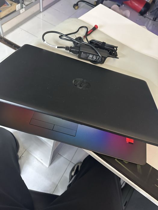 Laptop HP 17”, i7-8565U, 8GB RAM, 256GB SSD, stare excelentă