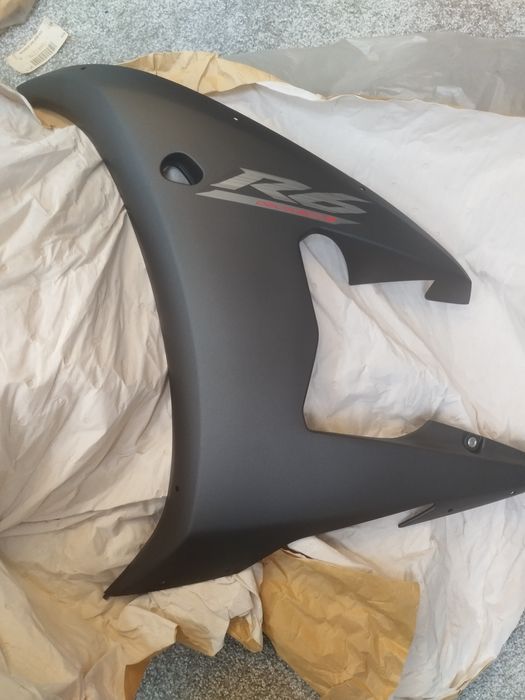 Carena stanga noua originala Yamaha pentru modelul R6 an 2003-2005