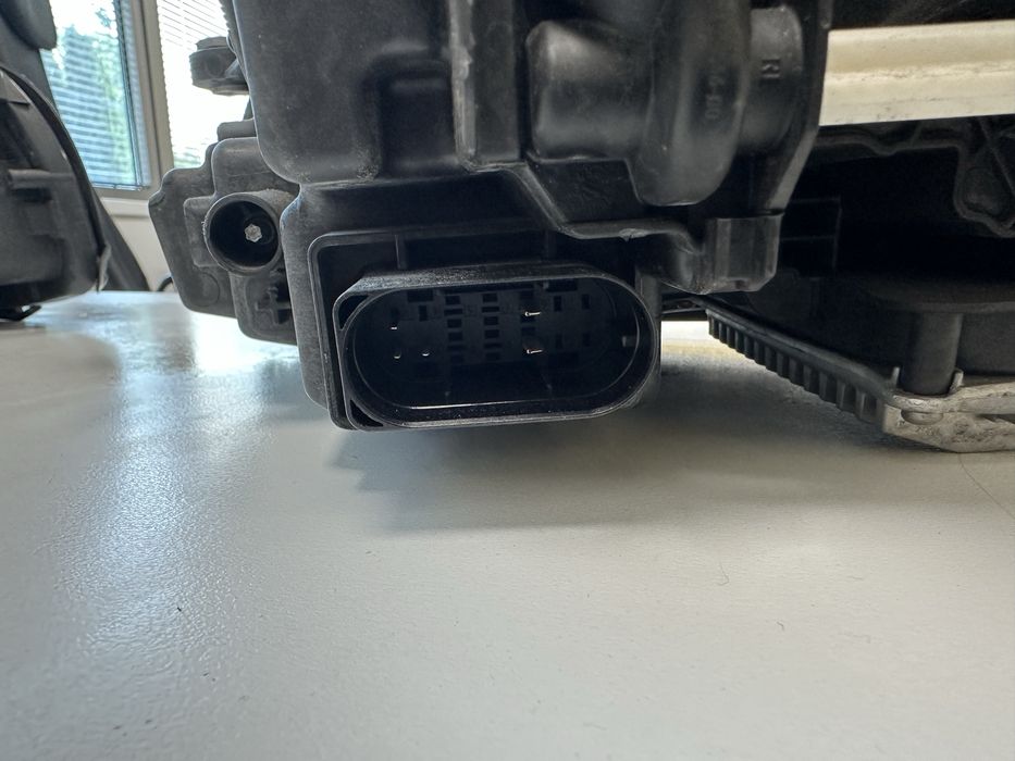 Фар само десен - USA - W213