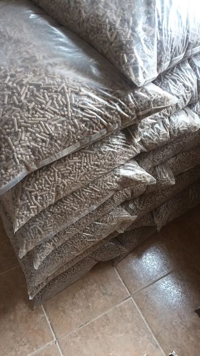 Vând peleți și brichete din rumeguș