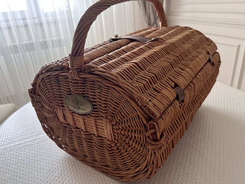 Корзина с посудами для пикника