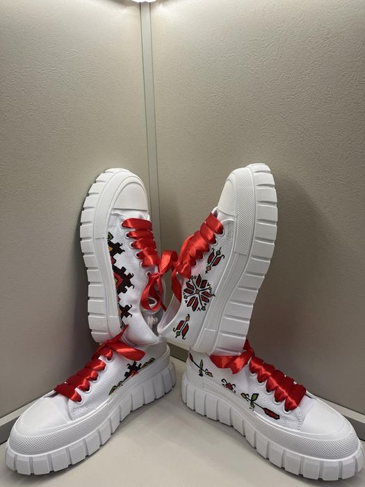 Дамски рисувани кецове