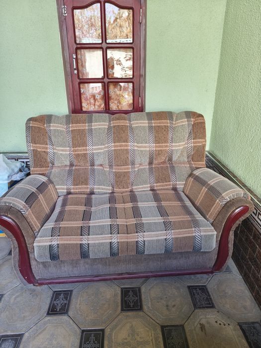 Диванчик, длина 150 см. На двух человек