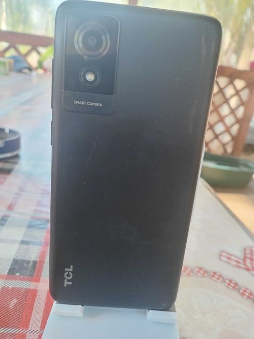 Vand telefon tcl 501 spart. touch-screenul ii merge foarte bine. Nu se blocheaza si nu are dungi pe el