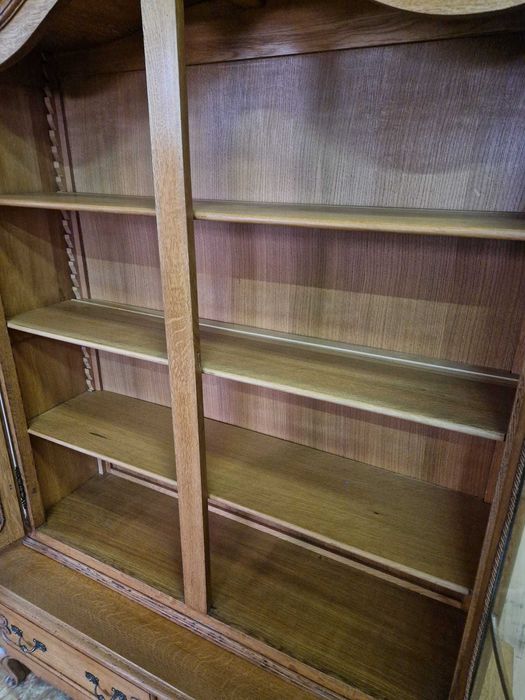 Елегантна дъбова витрина в стил "ЛУИ XV"