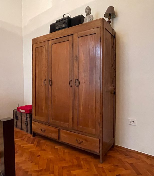 Dulap antic din lemn de cireș