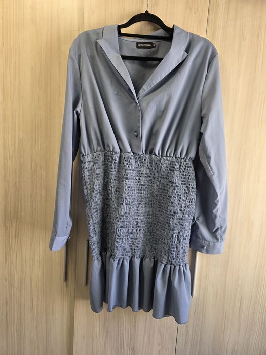 Къса синя рокля с дълъг ръкав