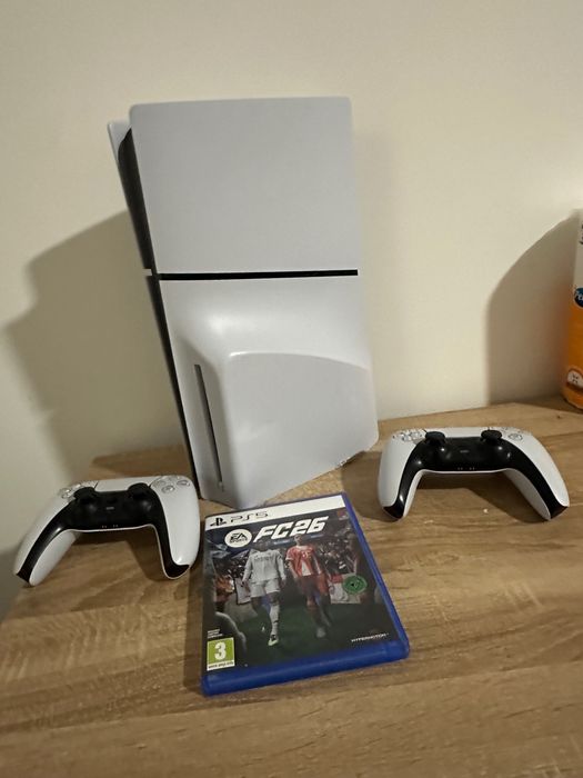 Плайстейшън 5 слим 1 терабайт + ФИФА 26 + 2 джойстика
