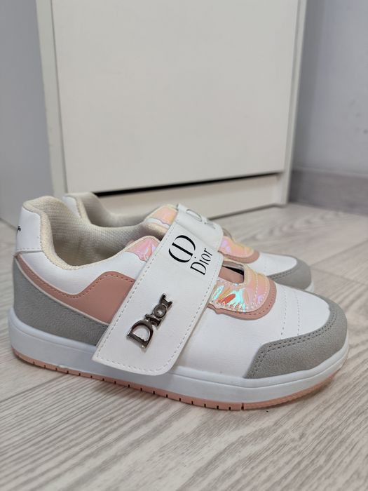 Кроссовки для девочки