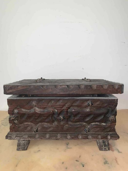 Mini cufar din lemn masiv sculptat manual