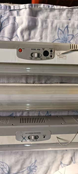 Лампы длинные , плафоны.