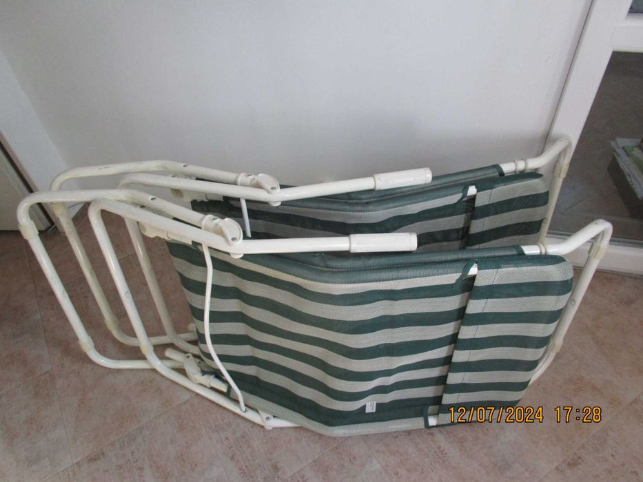 сгъваеми шезлонги 2 броя - бяло и зелено, всеки по 50 лв.