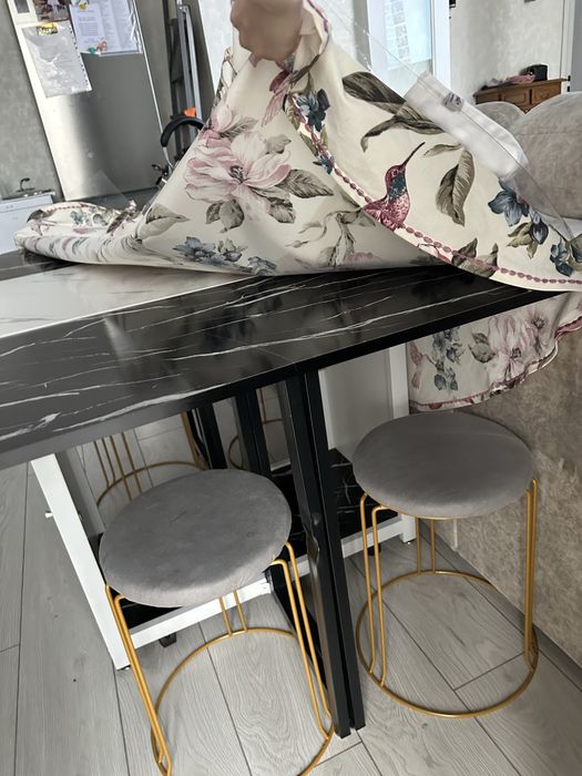 Диспенсер, стол и тумбочки