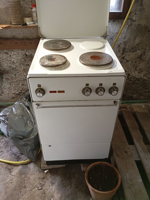 Aragaz electric cu trei ochiuri și cuptor