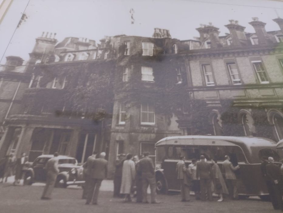 Tablou de Colecție „Tunbridge Wells, the Spa Hotel 1955„ Fotografiată de Francis Frith Printat De Mașini oficiale original Francis Frith Collection