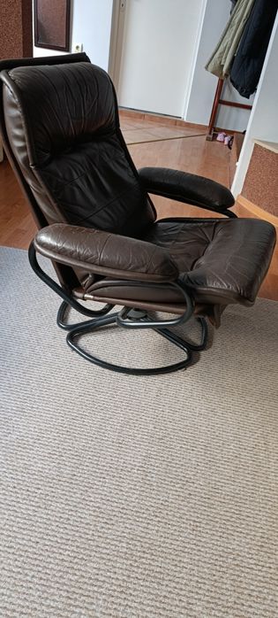 Doua fotolii unul piele și unul textil