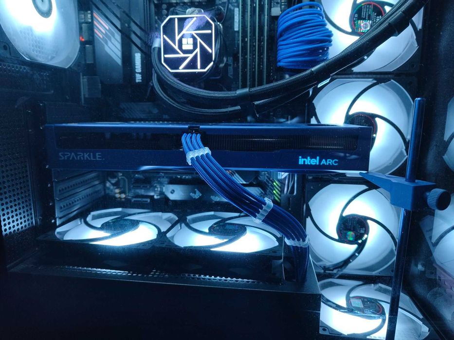 Видеокарта Intel Arc B580 Titan OC Edition + подарък