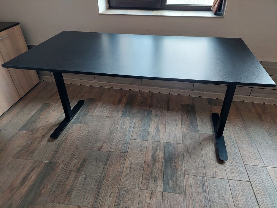 Офис маса, черна