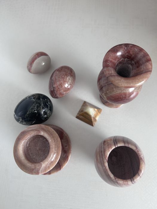 Продавам свещник, малки вази, яйца и пирамида от оникс