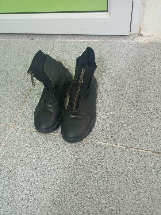 Қыз баланың аяқ киім сатылады