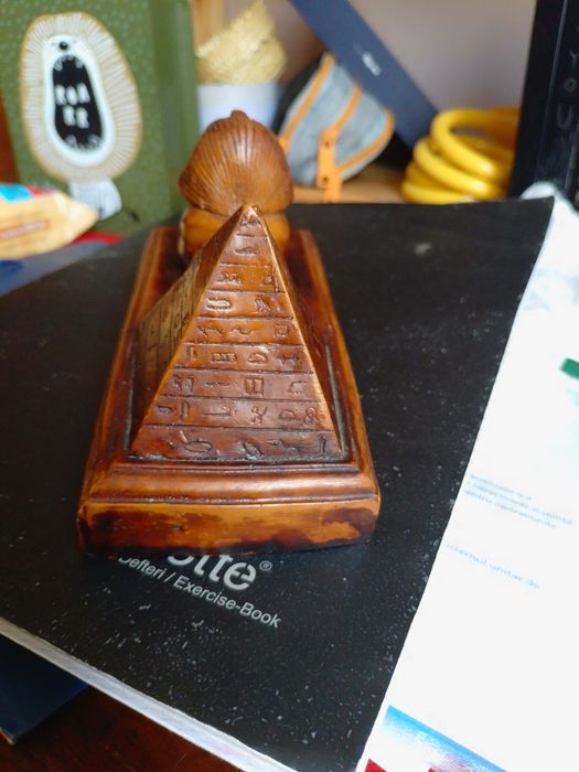 Statueta sculptata rară sfinx cu piramida in spate 15x7 cm