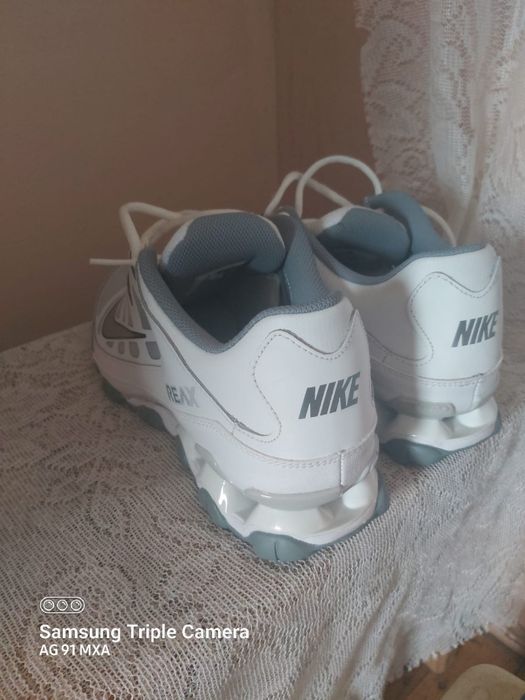 Adidași Nike, Model REAX