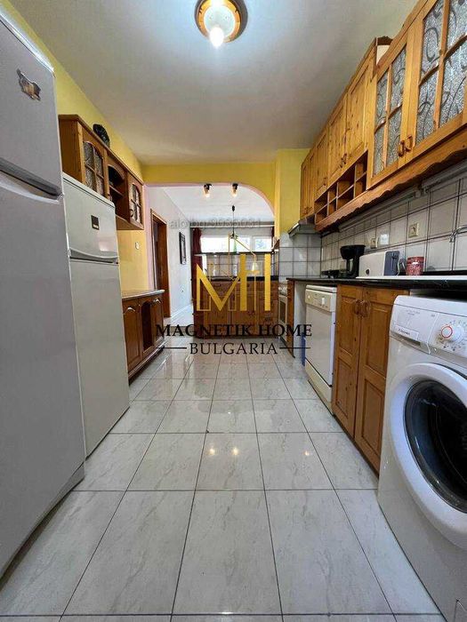 Колосален тристаен апартамент в ж.к. Лазур