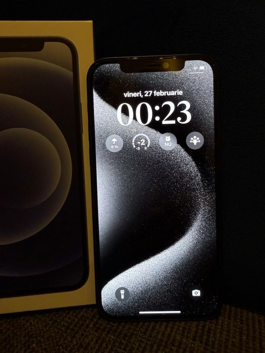 Vând iPhone 12 Black + Încărcător original și huse