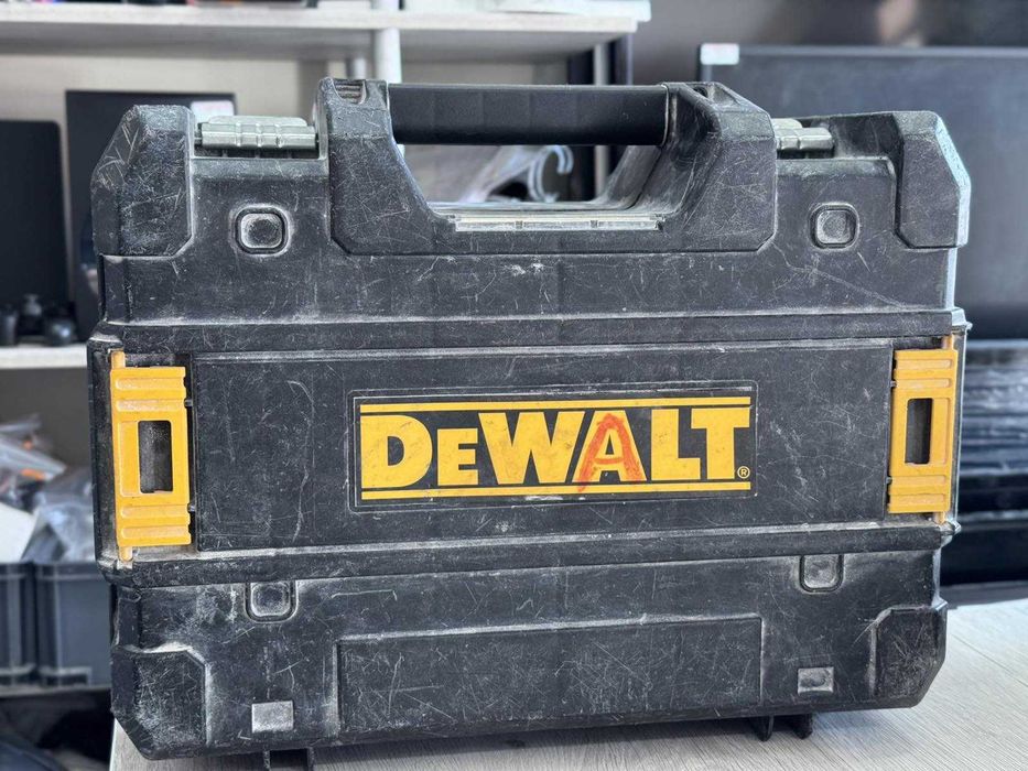 Линеен лазерен нивелир DEWALT DCE089D