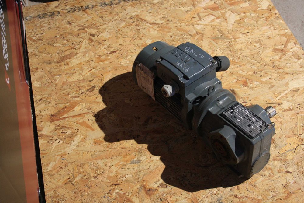 Мотор-редуктор SEW-EURODRIVE 0.12 kW със спирачка