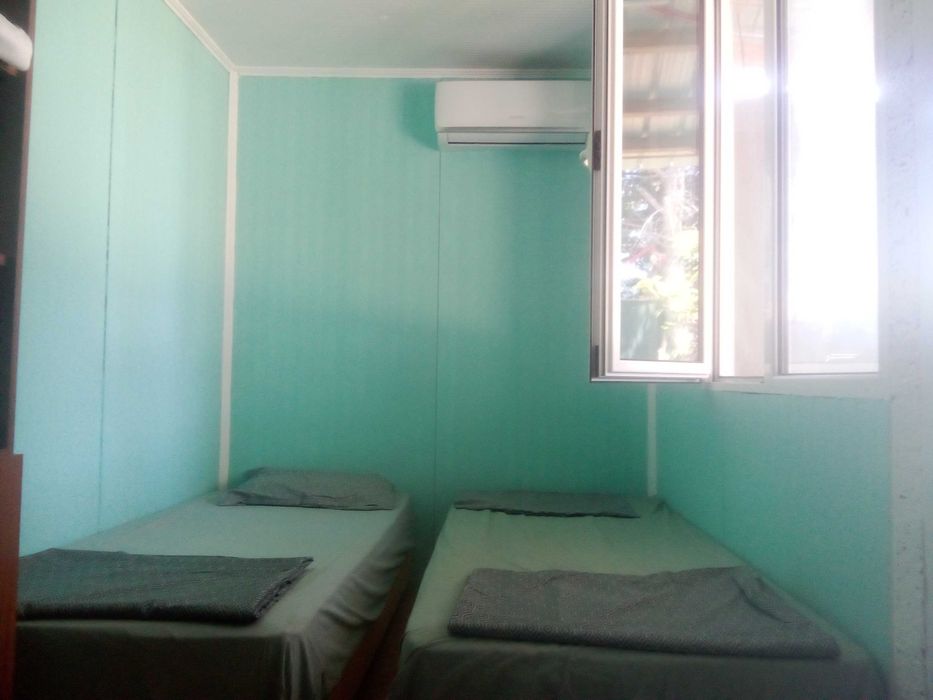 Дава под наем  озаведено бунгало до брега в Карияни-2500 евро/годишно.