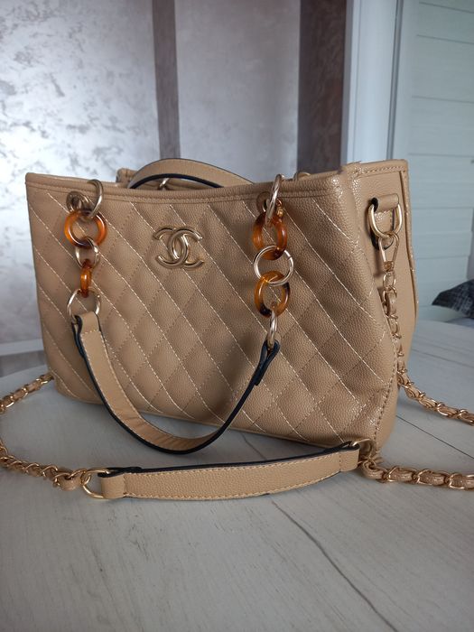 Чанта на CNANEL много удобна чисто нова!