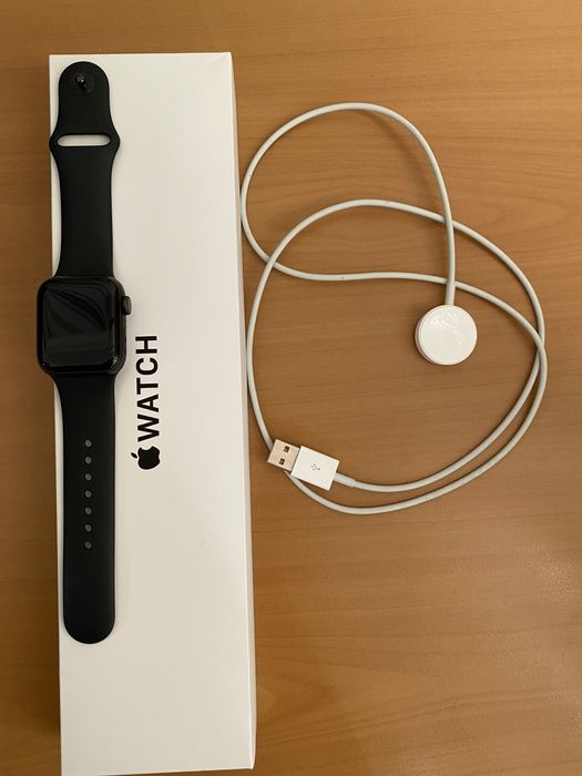 Apple watch SE 40mm в хорошем состоянии