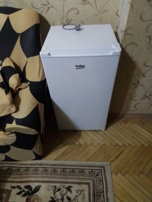 Продавам хладилник 90л Беко