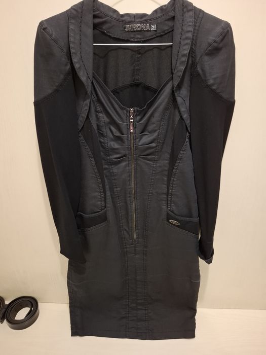 Продавам костюми и рокли