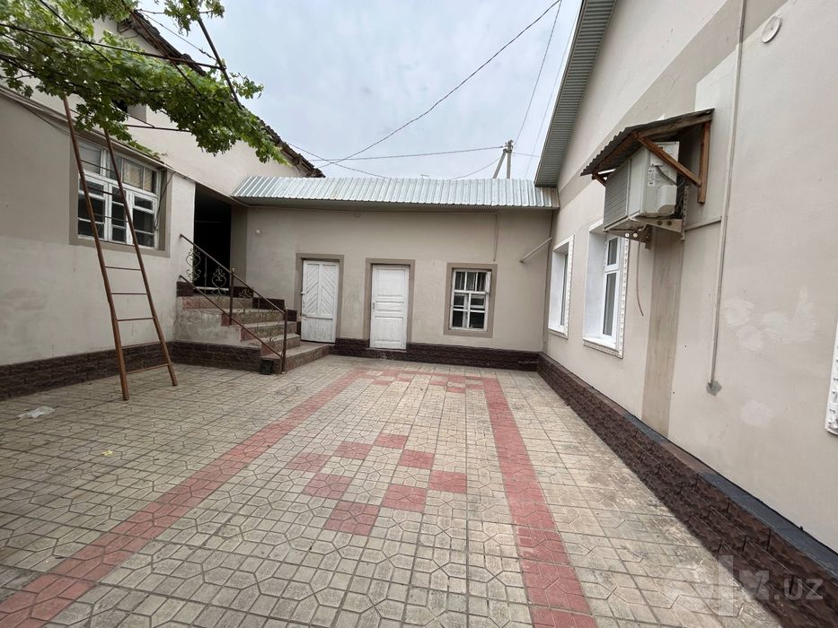 Uy hovli sotiladi