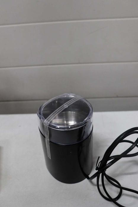 Електрическа мелница за кафе на зърна Amazon Basics, черна