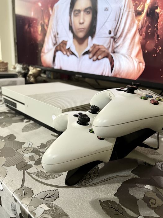 Xbox One + console
