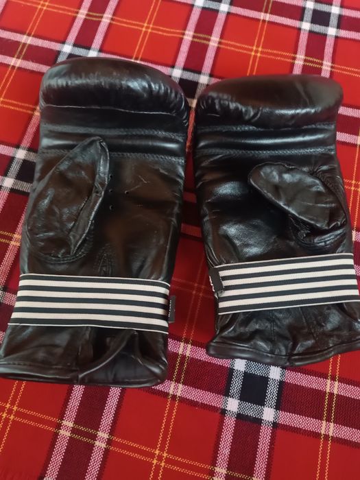 Боксови ръкавици... Уредни.