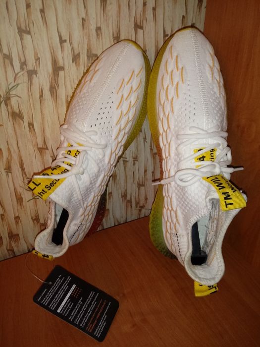 Модные весенние молодежные кроссовки