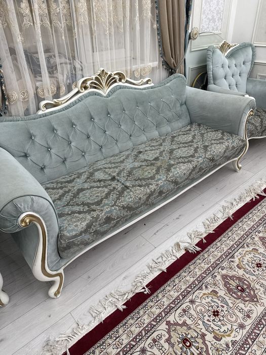 Диван с двумя креслами и подушками