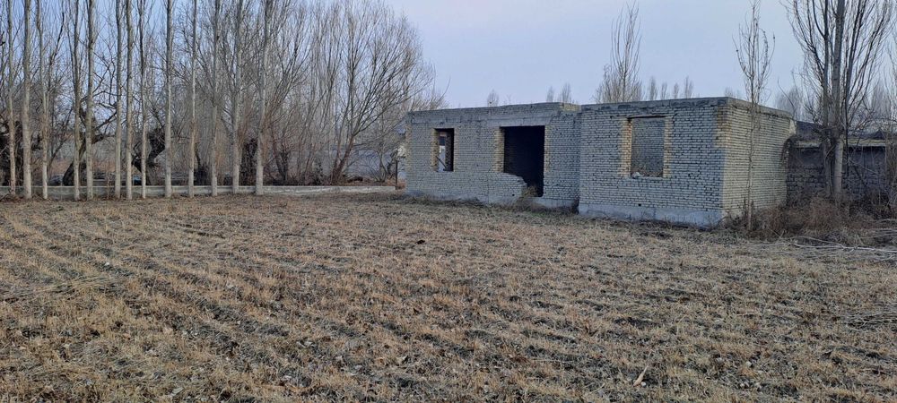 Yer uchastka, 3 ta xonasi chala bitgan. Shaharga 2 km.