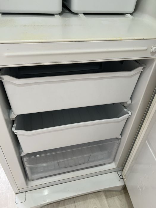 Холодильник рабочий, в нормально состояние