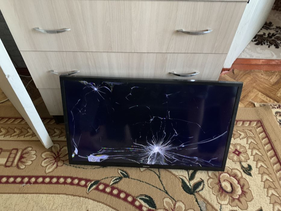 Телевизор разбитый