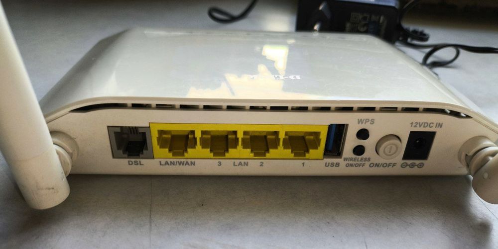 Беспроводной маршрутизатор (Wi-Fi роутер) D-Link (белый, 4 порта, DSL-