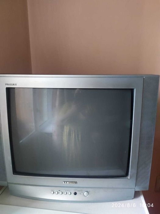 Холодильники, стиральная машина, телевизор, ковер.