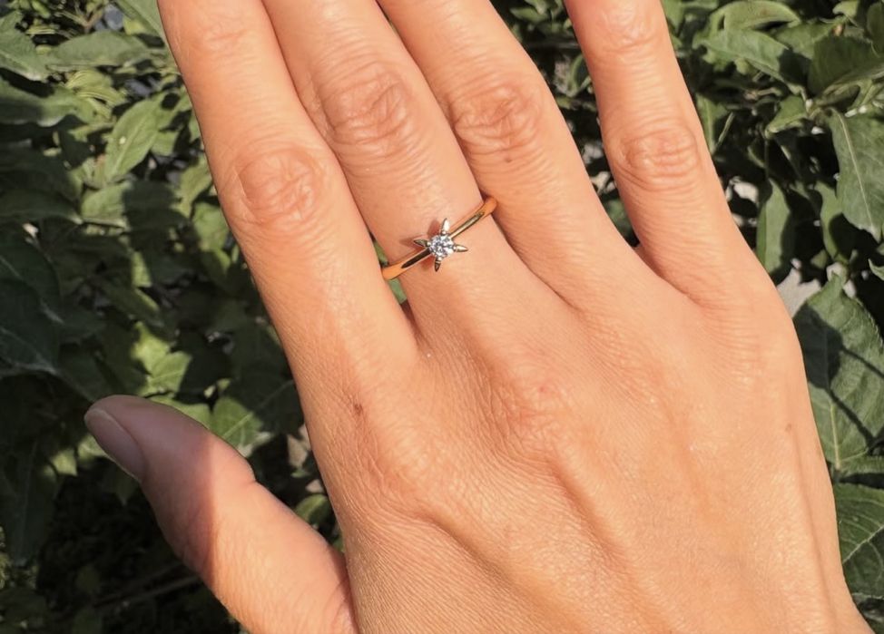 Кольцо с брилиантом