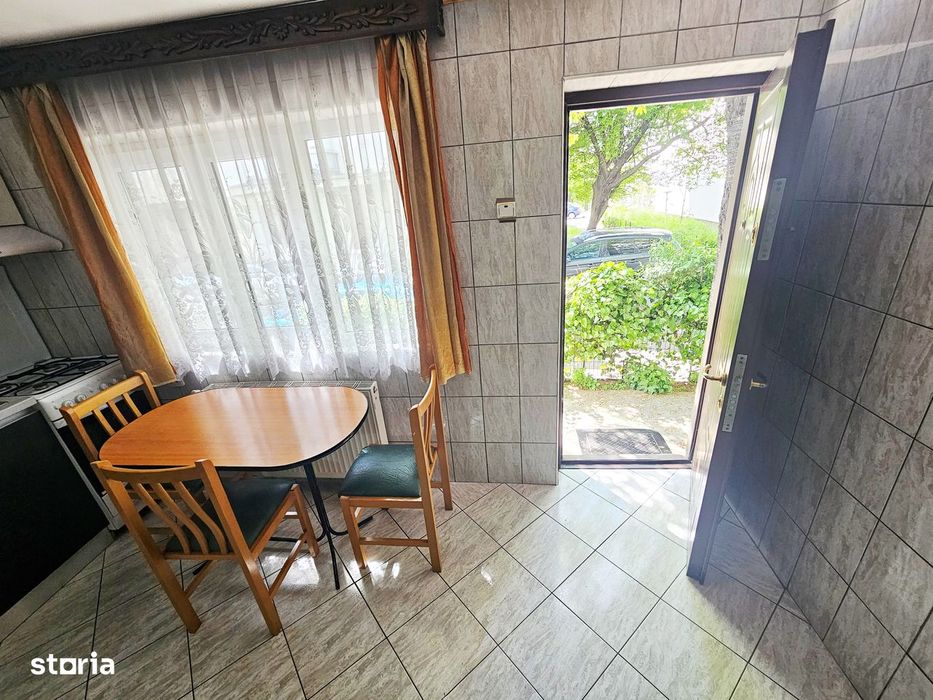 Apartament cu 4 camere, balcon MOBILAT , UTILAT , zona Nae Leonard