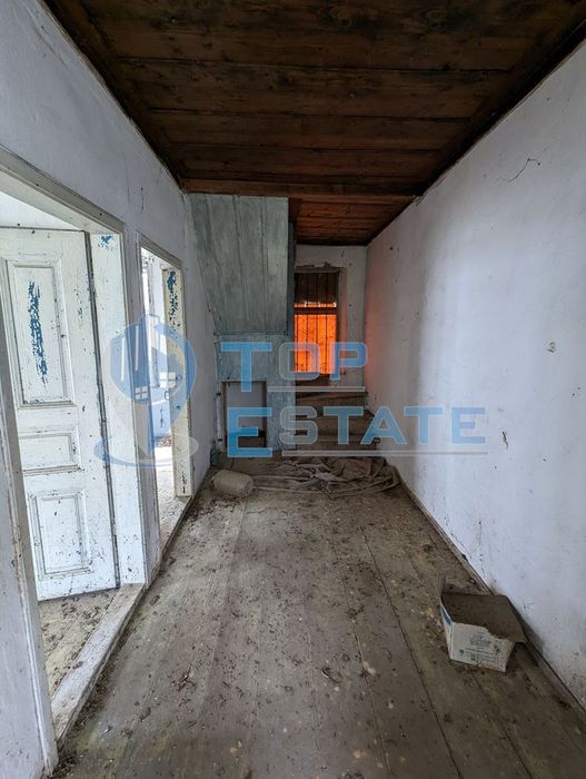 Двуетажна тухлена къща в село Миндя