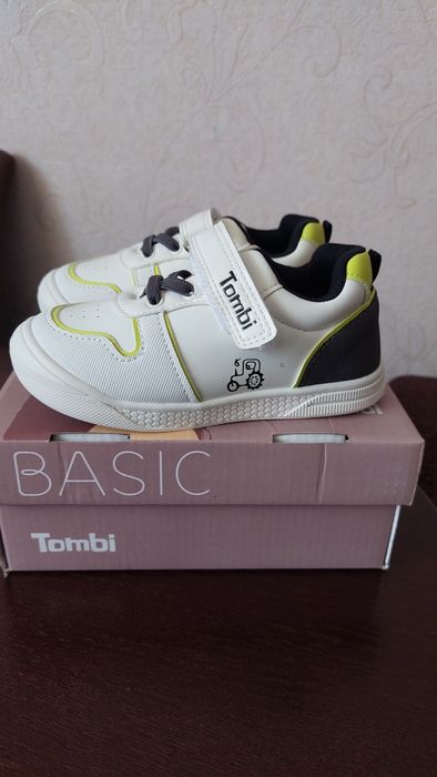 Продам детские кроссовки